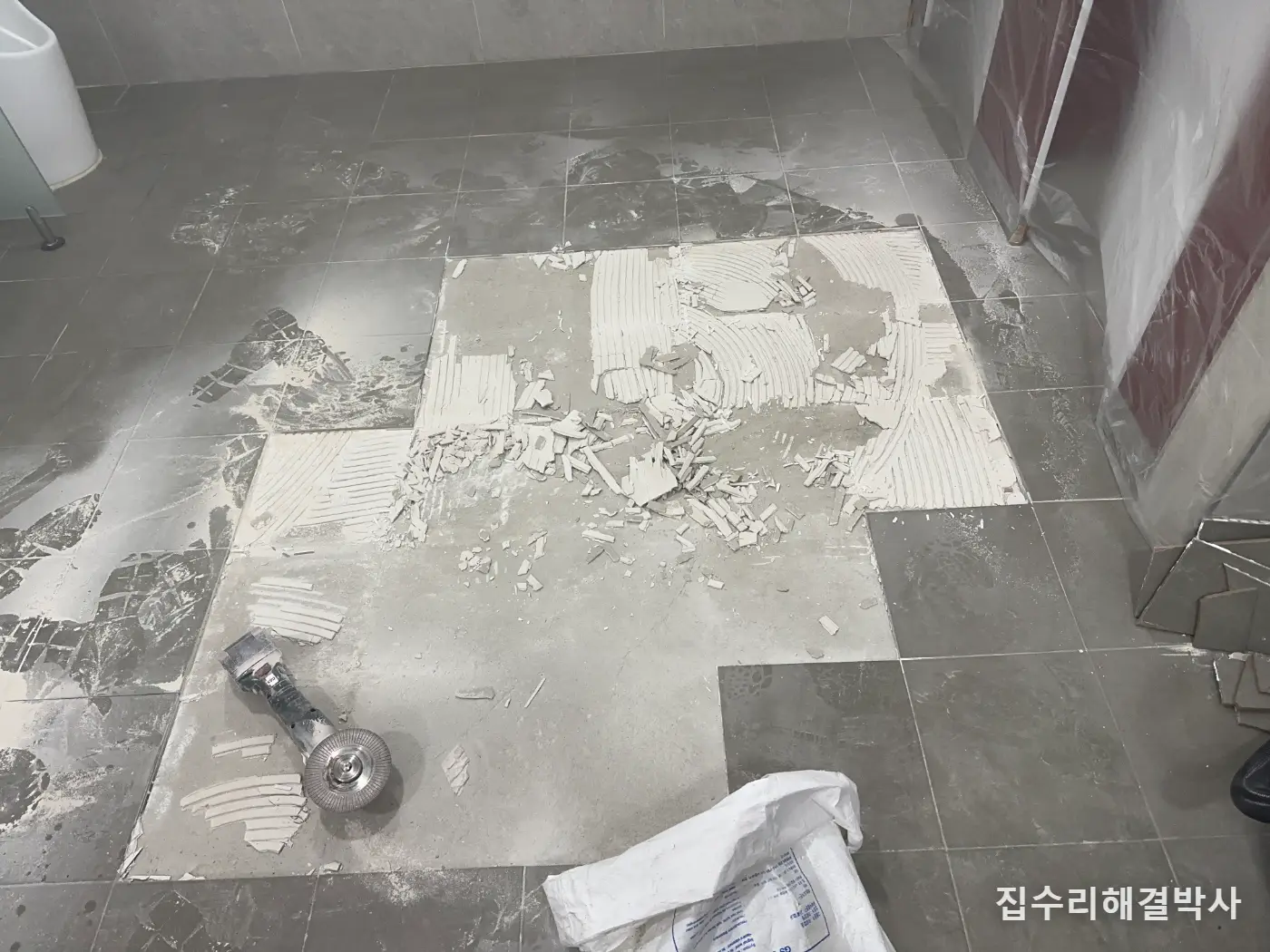 바닥 타일이 들솟다가 떨어졌다면 — 접착제가 바닥에만 발려 있었던 것입니다 시공 사진 2