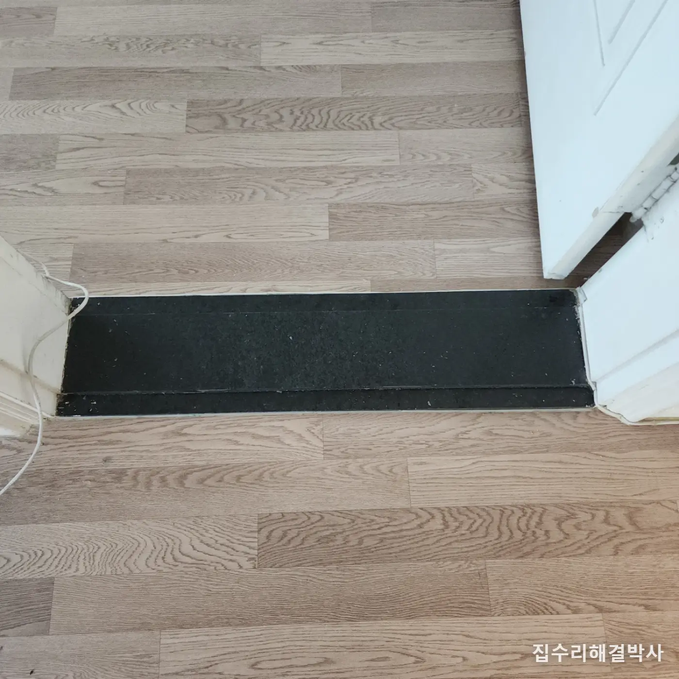 대리석 문턱을 없앨 때 — 아래에 보일러 배관이 지나갑니다