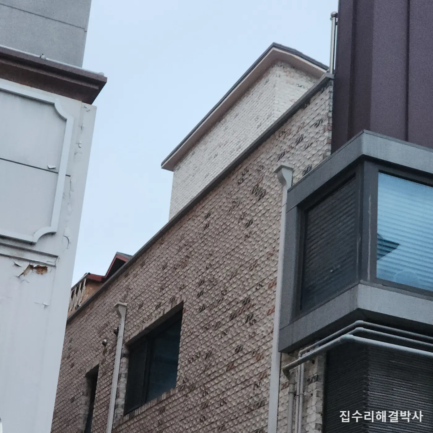 옥상 스텐 난간이 넘어가고 흔들릴 때 — 기둥 자리를 다시 잡고 크랙까지 보강 용접하는 방법 시공 사진 1