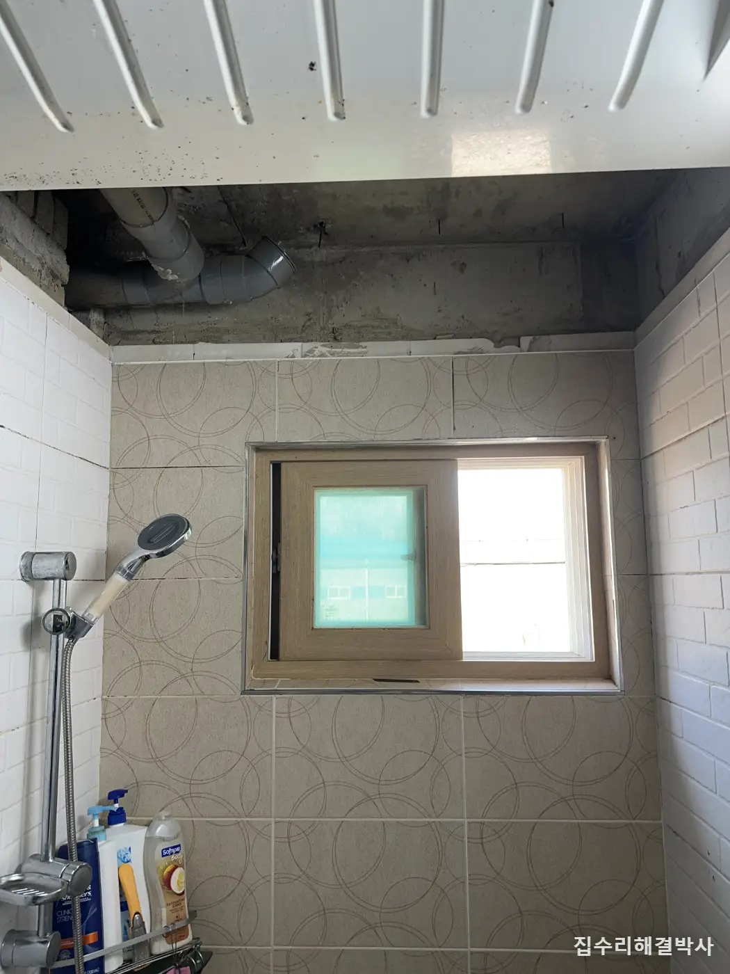 벽이 40cm가 넘고 천장 공간도 없던 화장실 — 그래도 타공은 됩니다 시공 사진 1