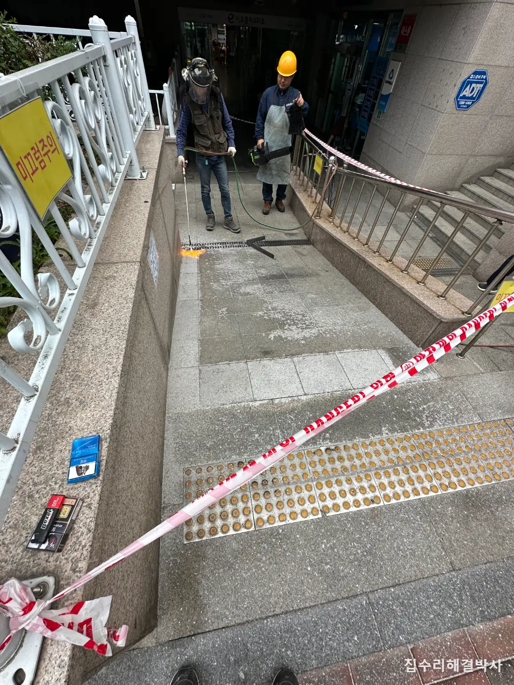 비 오면 미끄러운 대리석 경사로 — 맨들해진 버너석을 다시 버너작업으로 까끌하게 시공 사진 2