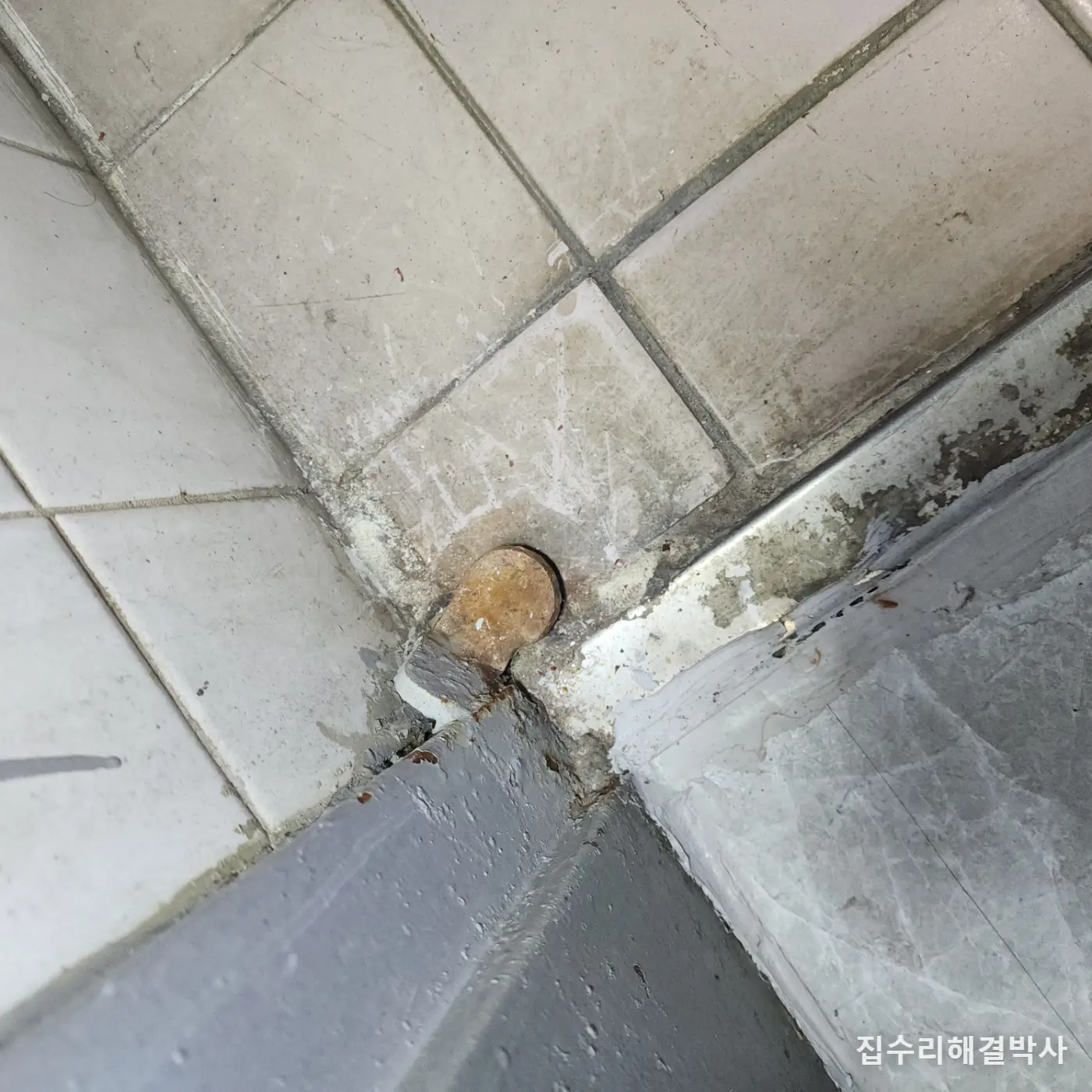 상가 화장실 방화문 힌지가 빠져 덜렁거릴 때 — 하부 경첩 절삭 후 새 힌지 용접 시공 사진 5