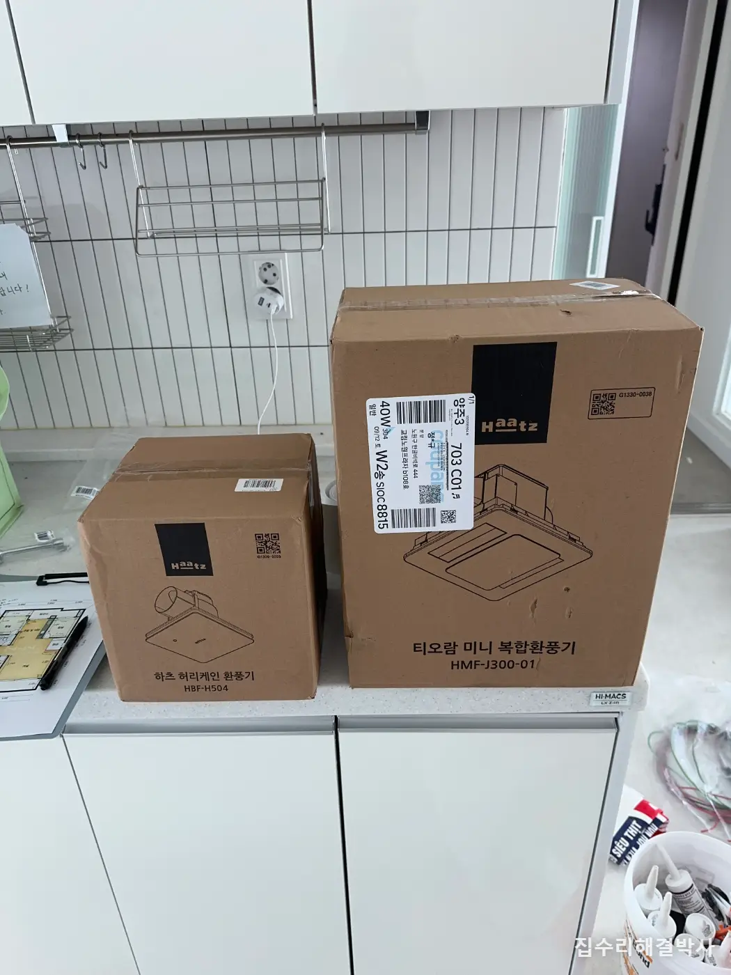 화장실 환풍기는 기존 자리에 그대로 안 들어갑니다 — 천정 속 배관을 피해 자리를 새로 잡은 현장