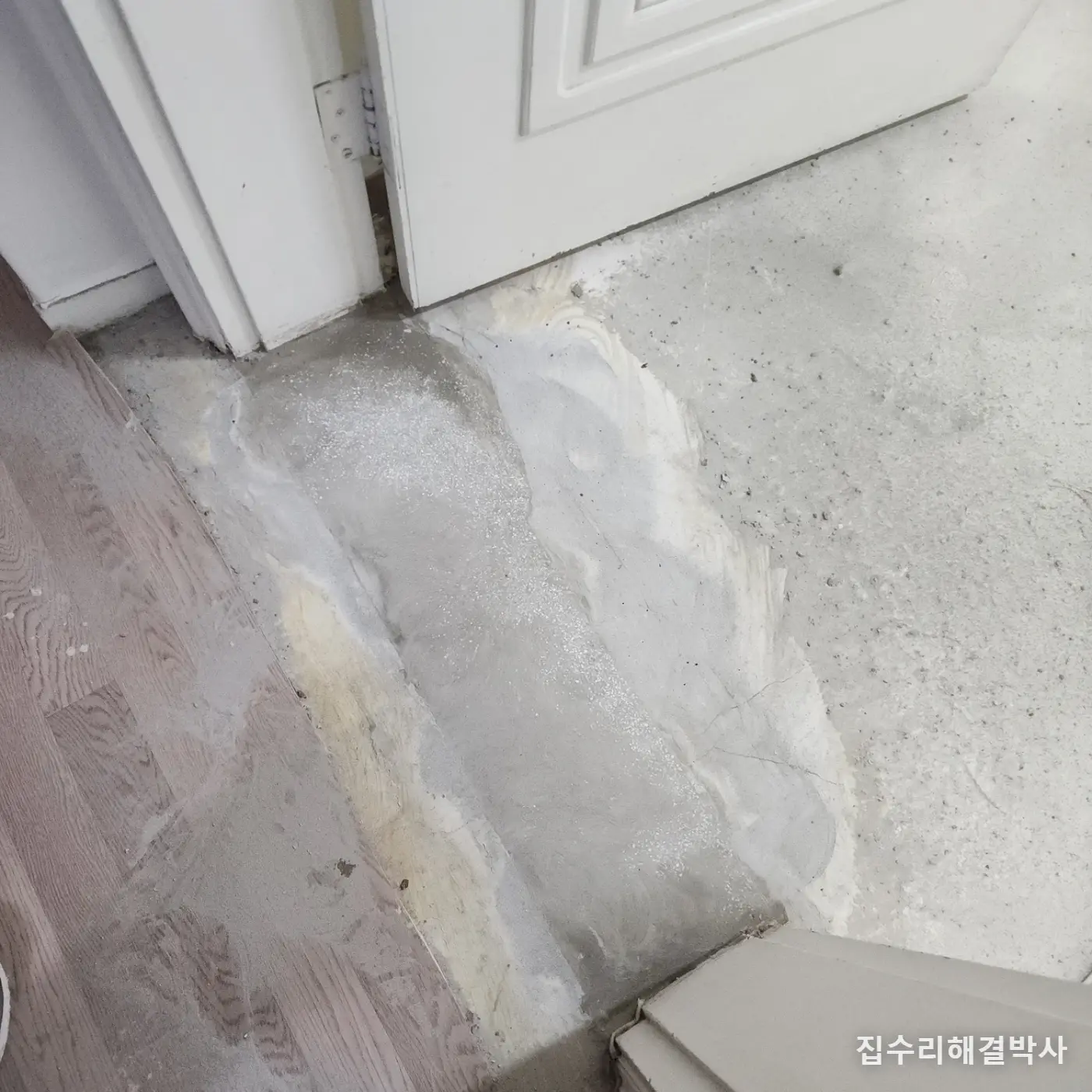 대리석 문턱을 없앨 때 — 아래에 보일러 배관이 지나갑니다 시공 사진 7