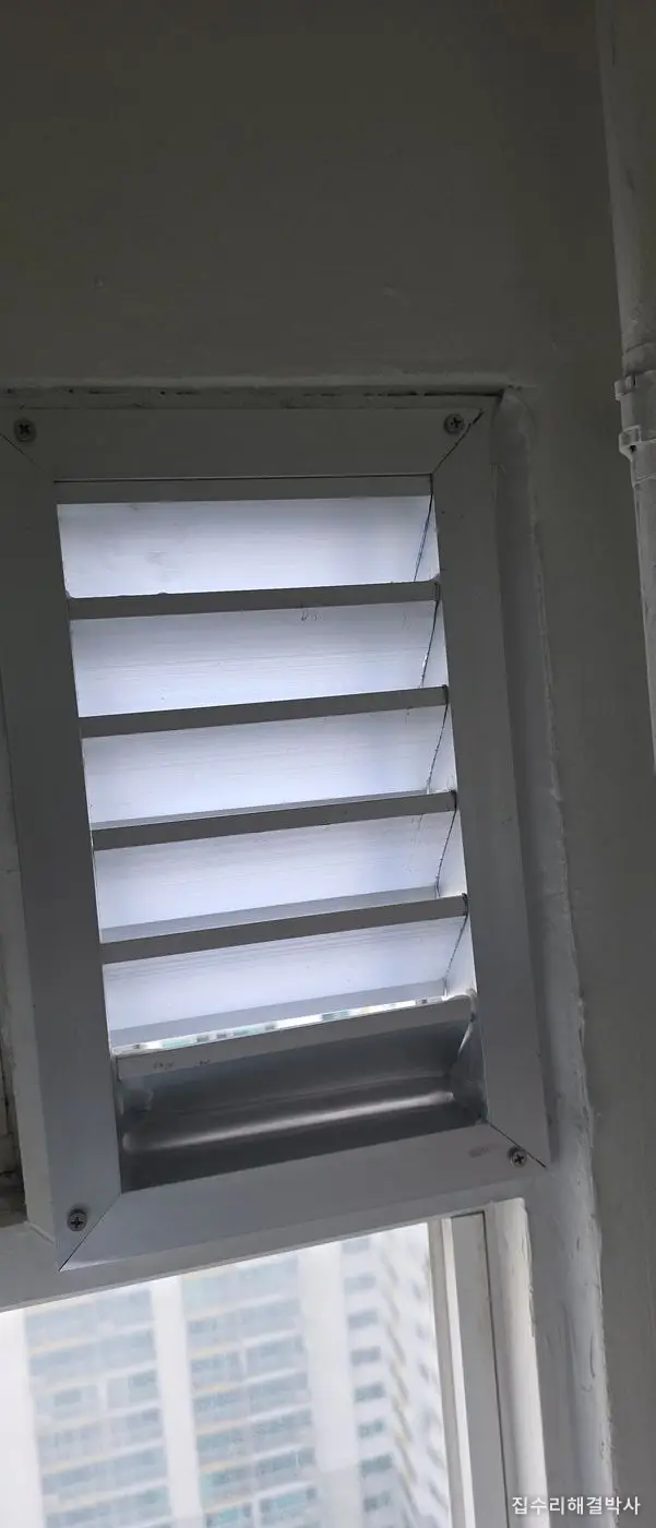 보일러실 같은 자리에 개조한 갤러리창을 설치한 뒤