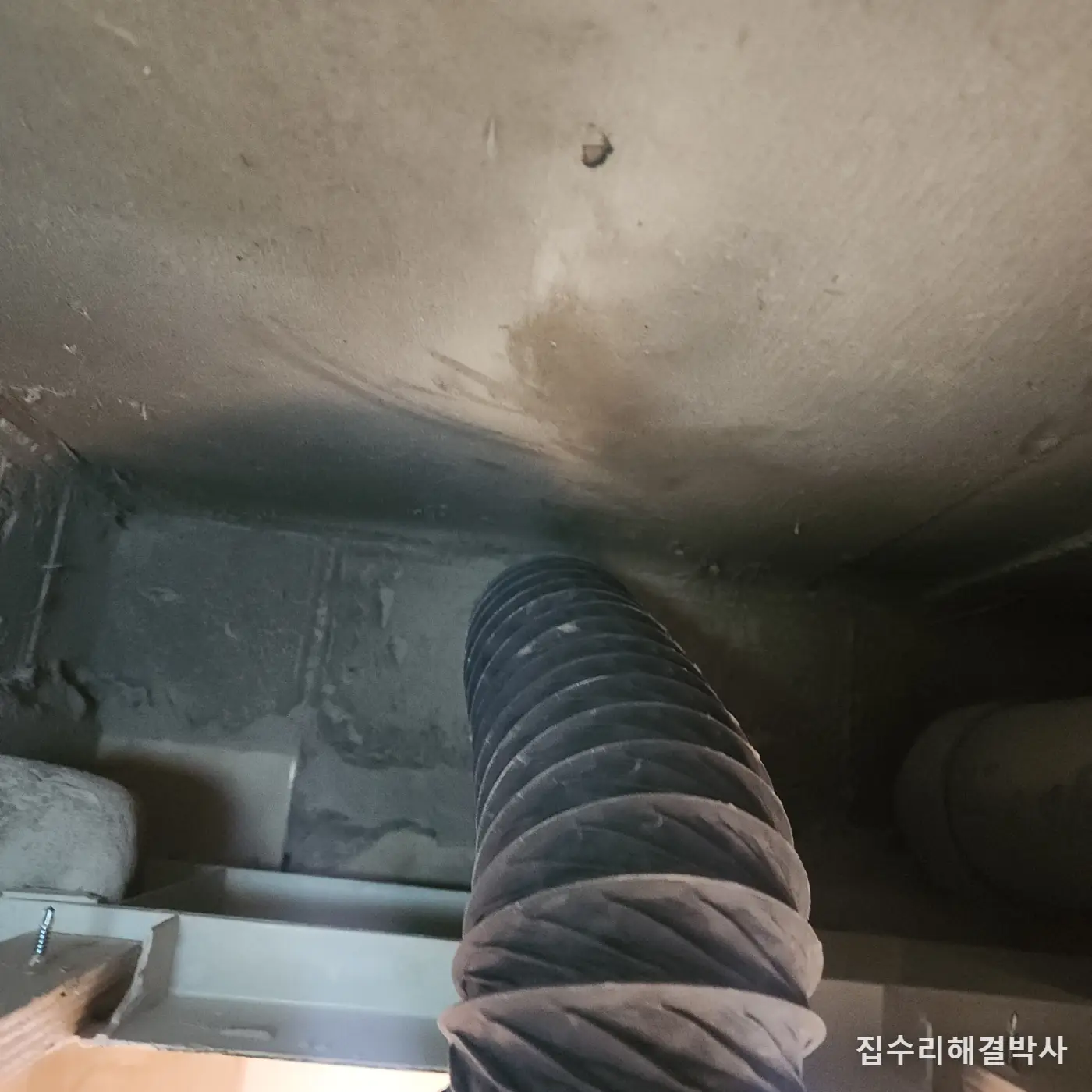 환풍구가 아예 없는 화장실 — 타공할 자리부터 찾아야 합니다 시공 사진 4