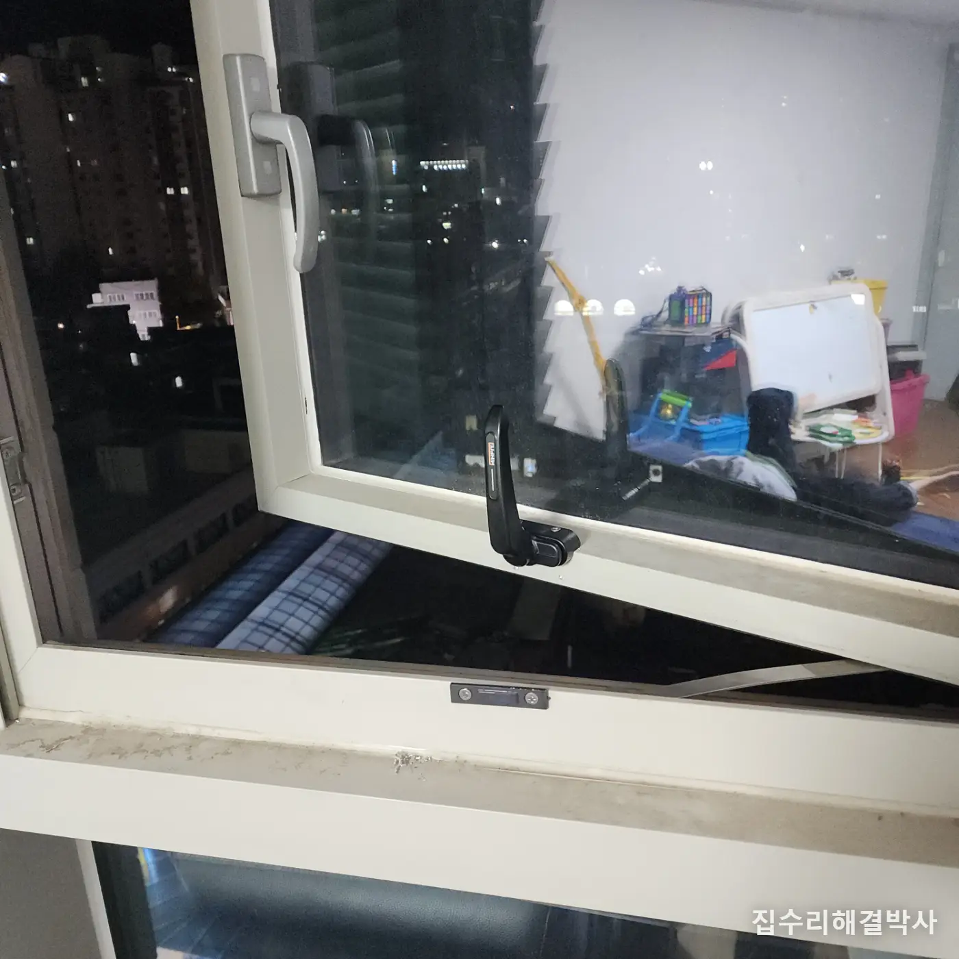지게이아 손잡이 시스템창이 안 잠길 때 — 문틀 락킹 문제면 미닫이 잠금장치로 시공 사진 6