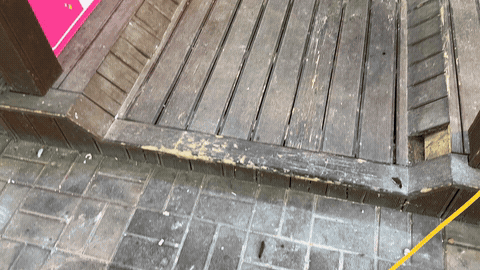 매장 입구 데크 턱에 발이 걸릴 때 — 대리석은 깨지 않고 단차 맞춰 재시공 작업 전