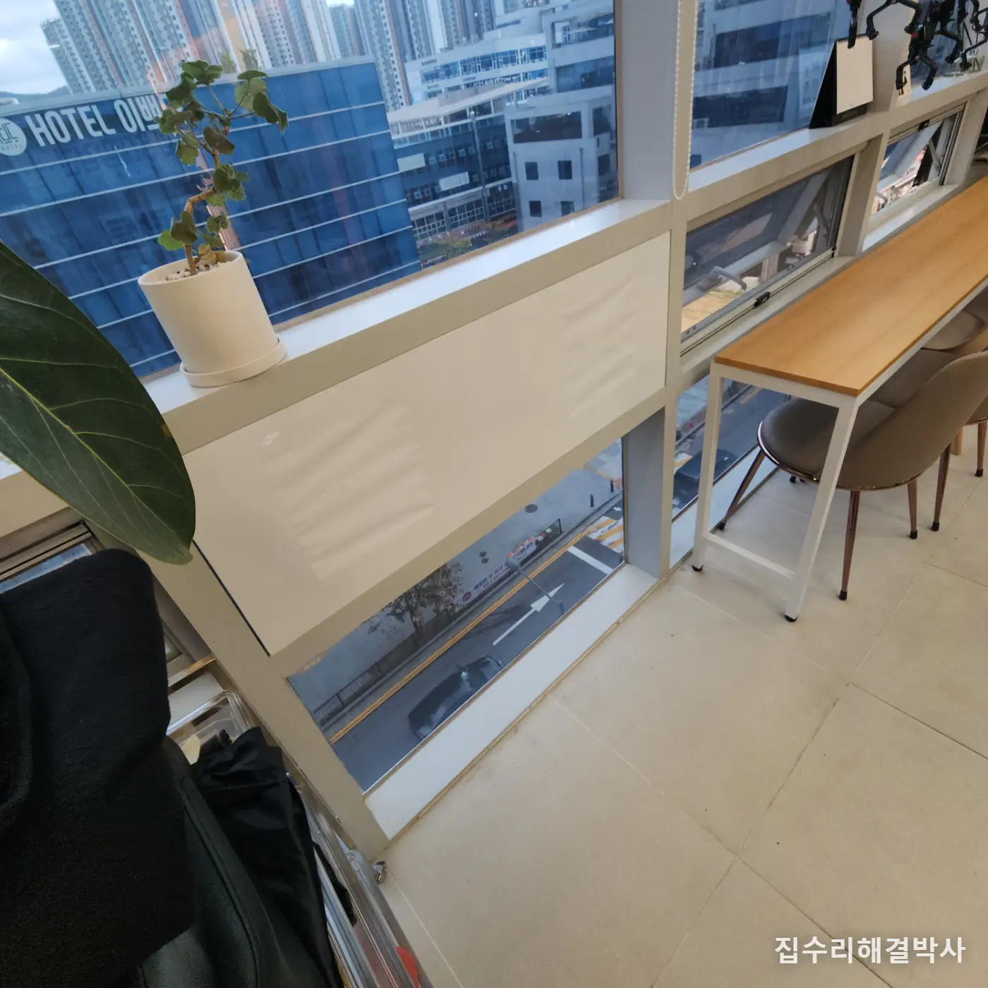 천정도 벽도 못 뚫는 상가 환풍기 — 프로젝트창에 태고합판 프레임을 맞춰 설치 시공 사진 4