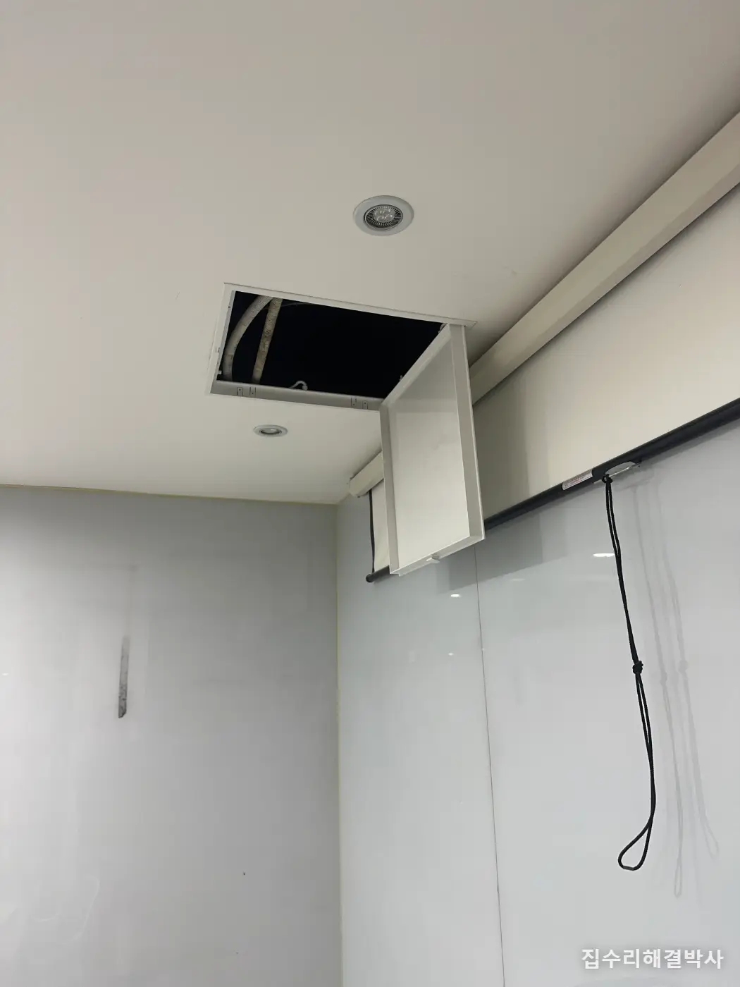 사무실 천장에 점검구 낼 때 — 경량찬넬을 피해야 천장이 안 처집니다 시공 사진 5