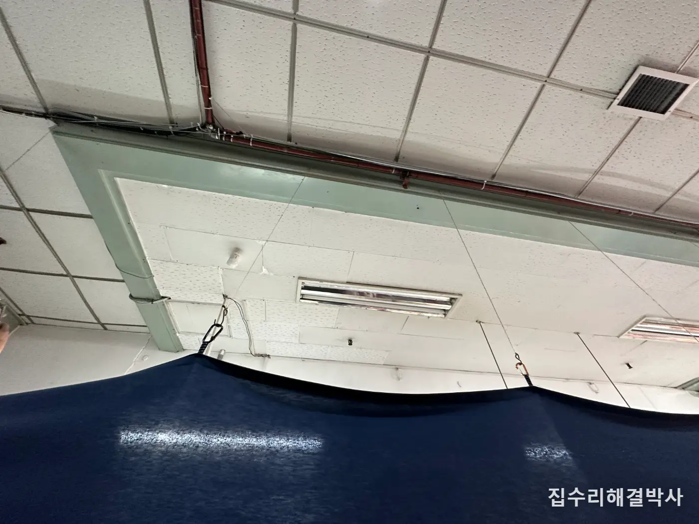 오래된 상가 천장석고가 깨졌는데 단종이라면 — 같은 자재를 구해 깨진 곳만 교체 시공 사진 6