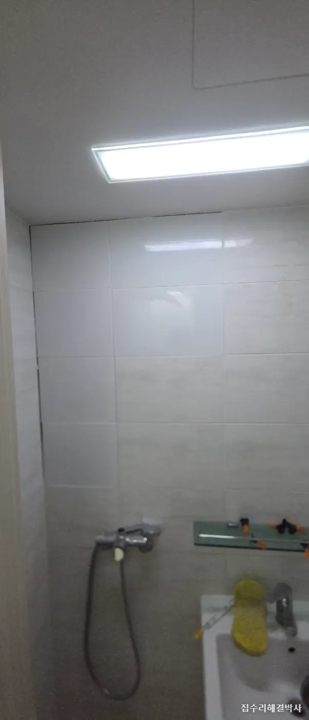 화장실 타일이 들뜨고 갈라질 때 — 벽에 남은 기름기가 원인이라 떡밥까지 걷어내고 다시 붙입니다 시공 사진 6
