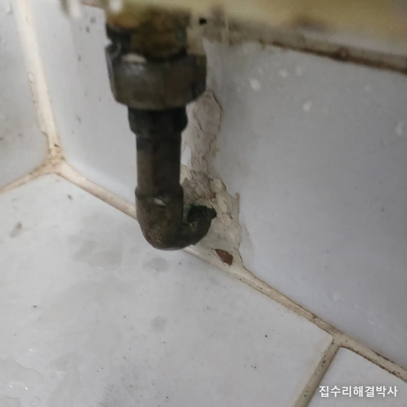 화장실 라디에이터에서 물이 샐 때 — 떼어내고 스텐 주름관으로 직관 연결하는 방법 시공 사진 2