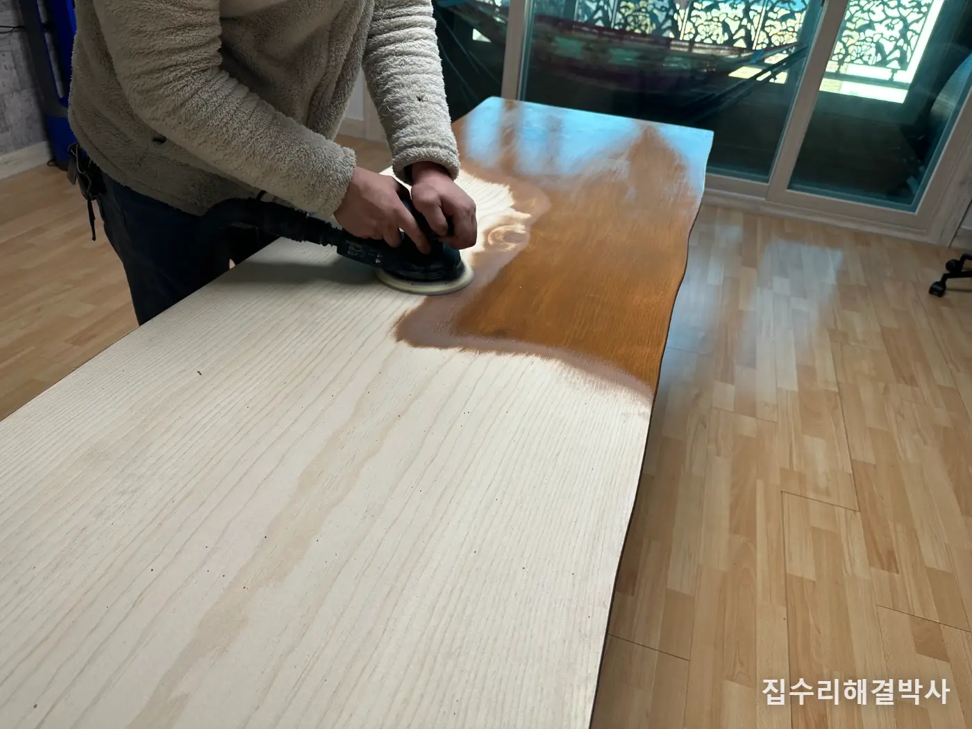 니스 칠한 원목 식탁을 참나무색으로 — 샌딩으로 벗겨내고 스테인을 입힌 방법 시공 사진 4