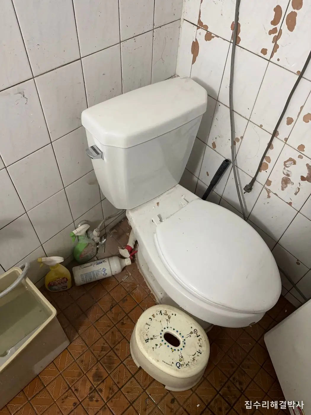 변기 상부 물통을 같은 회사 맞는 모델로 재시공한 변기