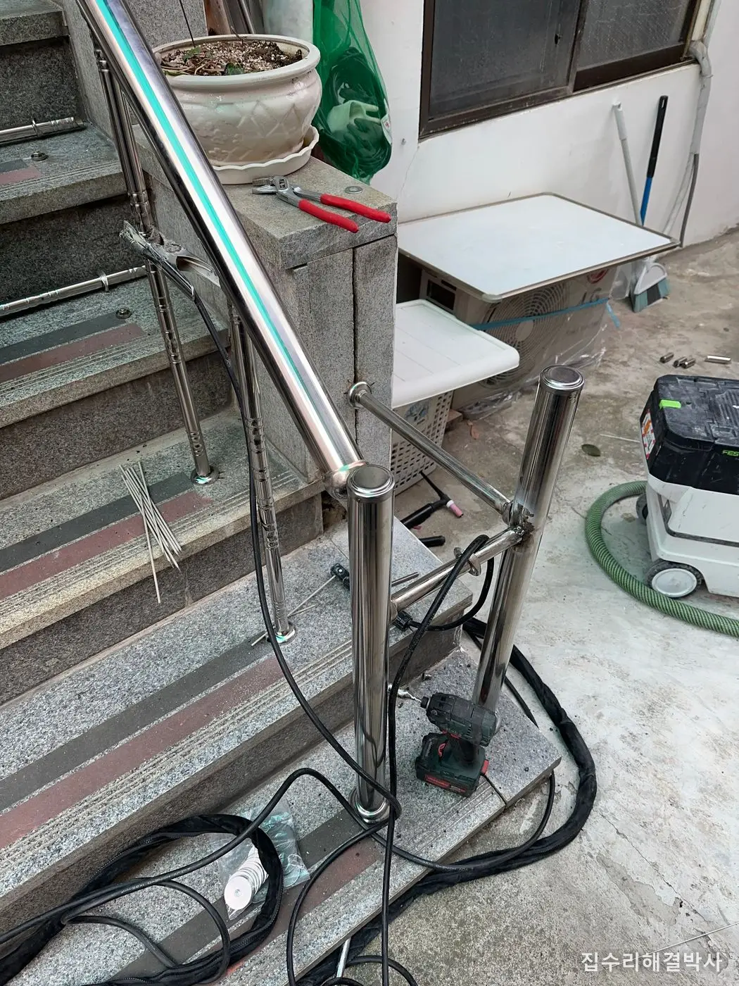 앙카 위에 세운 스텐 파이프와 용접 작업