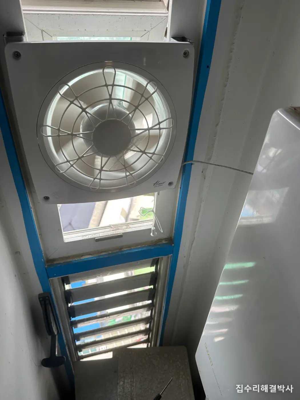 실외기실 열이 안 빠질 때 — 조그만 창문에 50mm 각파이프 가이드로 환풍기 시공 사진 6