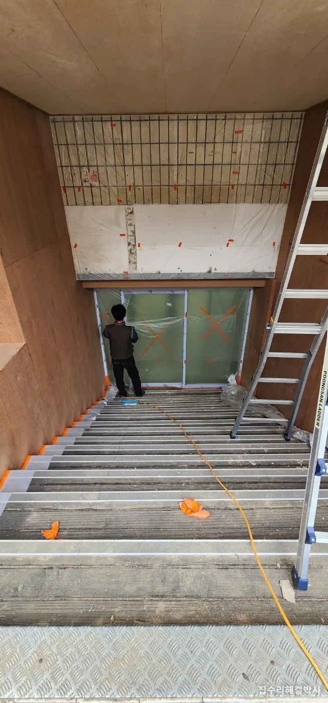상가 입구가 합판 마감일 때 — 줄퍼티로 이음매를 잡고 유성으로 두 번 칠하는 방법 시공 사진 3