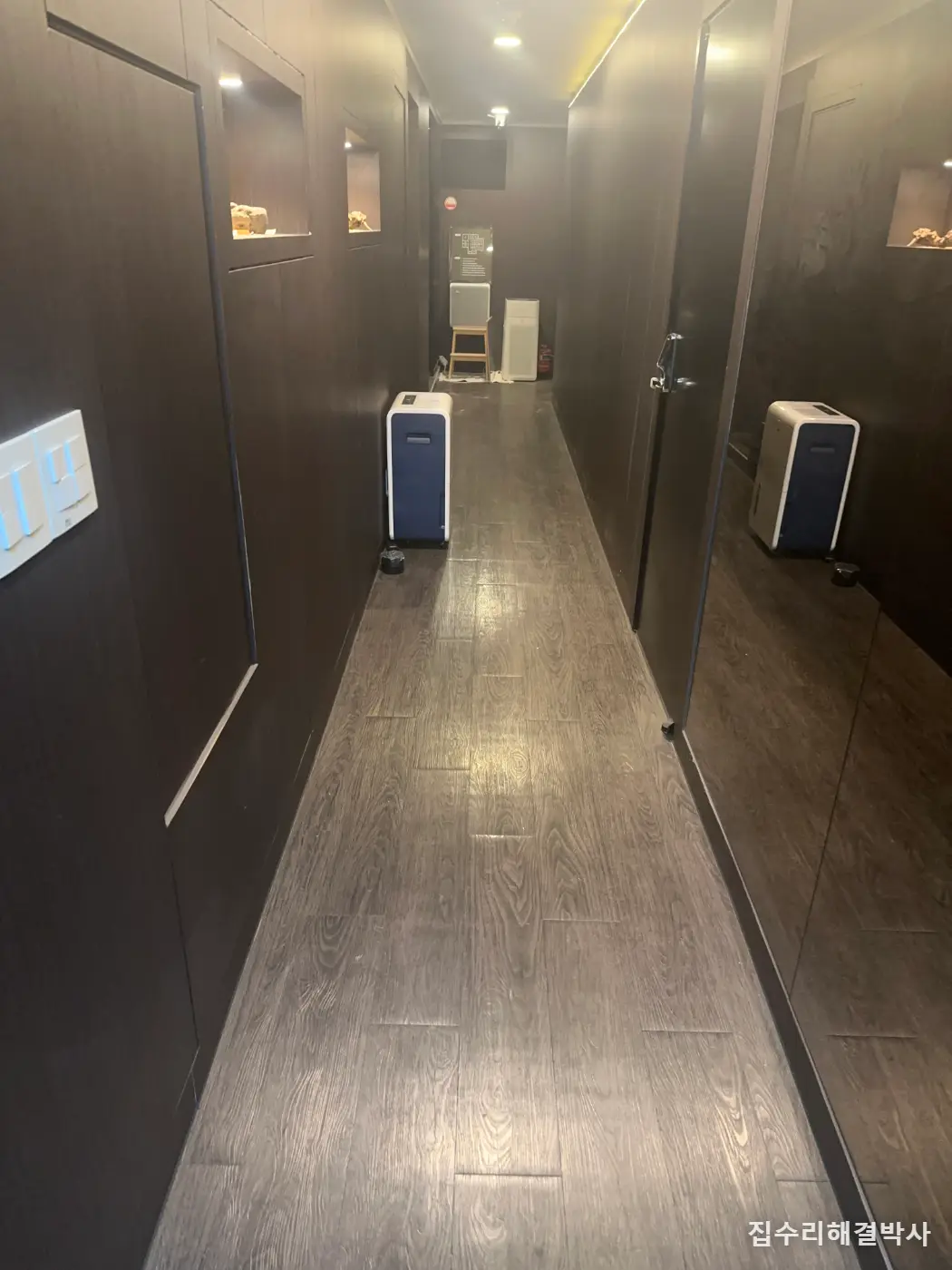누수로 방음 바닥이 울렁일 때 — 썩은 부위를 도려내고 말린 뒤 마감하는 부분 철거 시공 사진 1