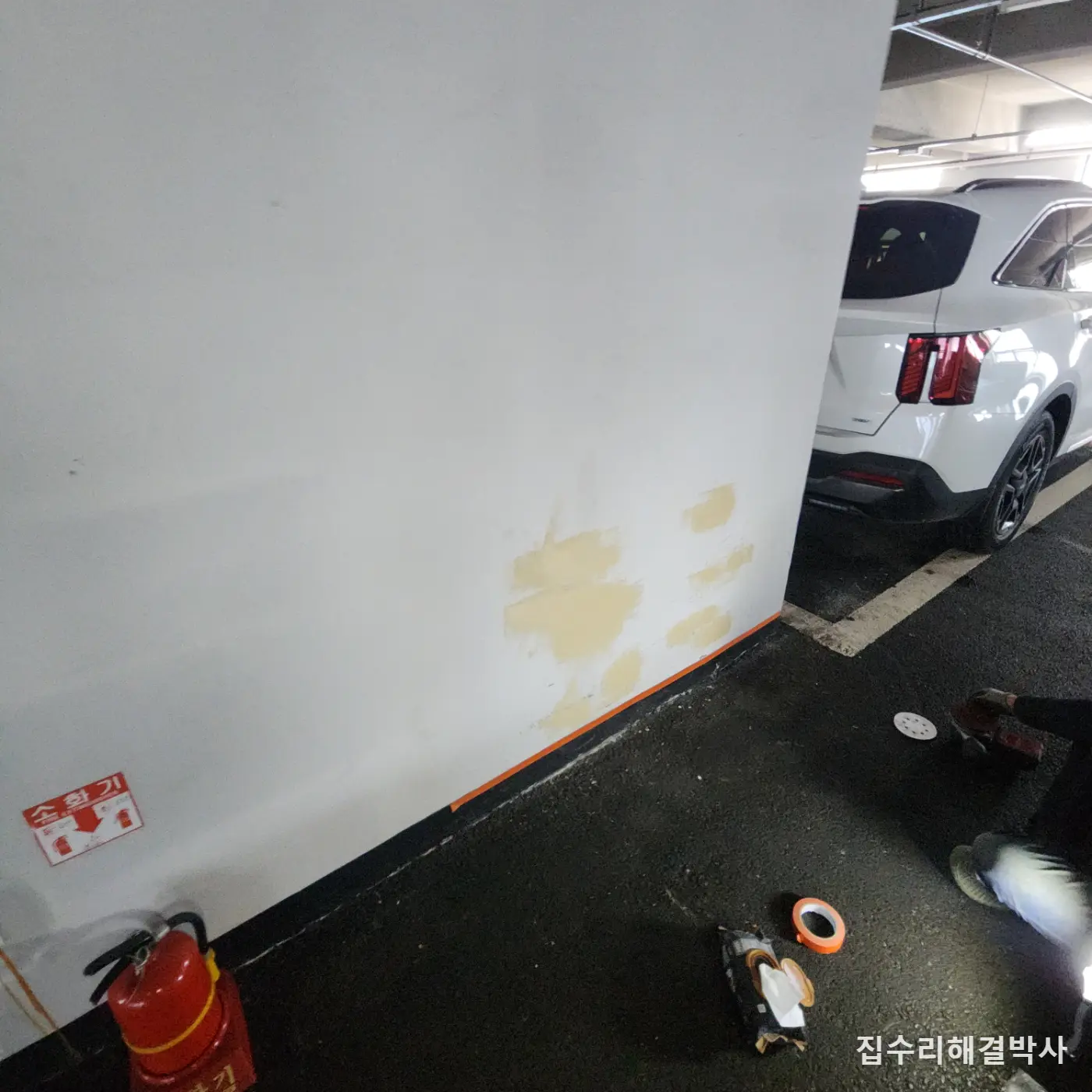 주차장에서 벽을 긁었을 때 — 퍼티로 면 잡고 도장까지 이질감 없이 복원하는 방법 시공 사진 3
