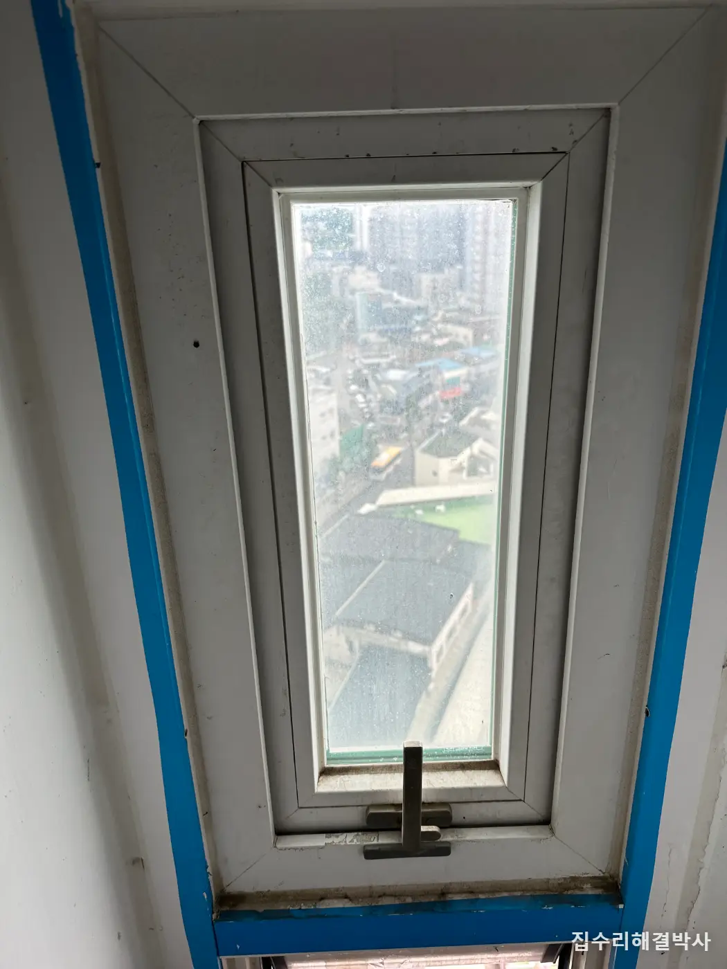 실외기실 열이 안 빠질 때 — 조그만 창문에 50mm 각파이프 가이드로 환풍기