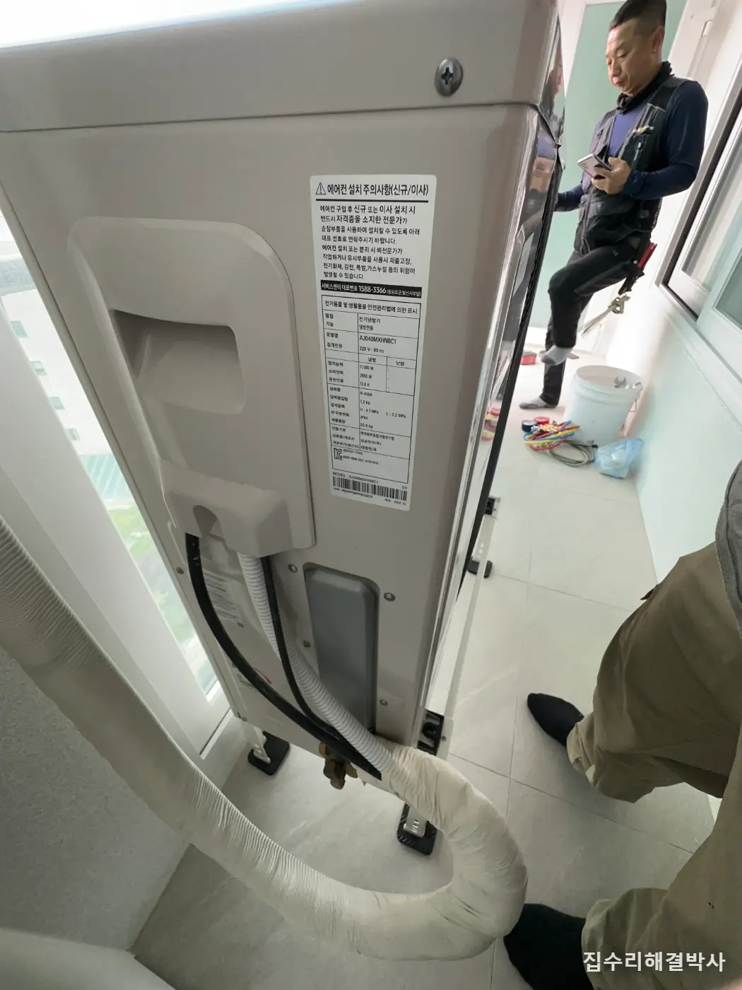 실외기 때문에 여름마다 못 쓰는 테라스 — 난간에 하중을 두 군데로 나눠 잡고 밖으로 내보냈습니다 시공 사진 1