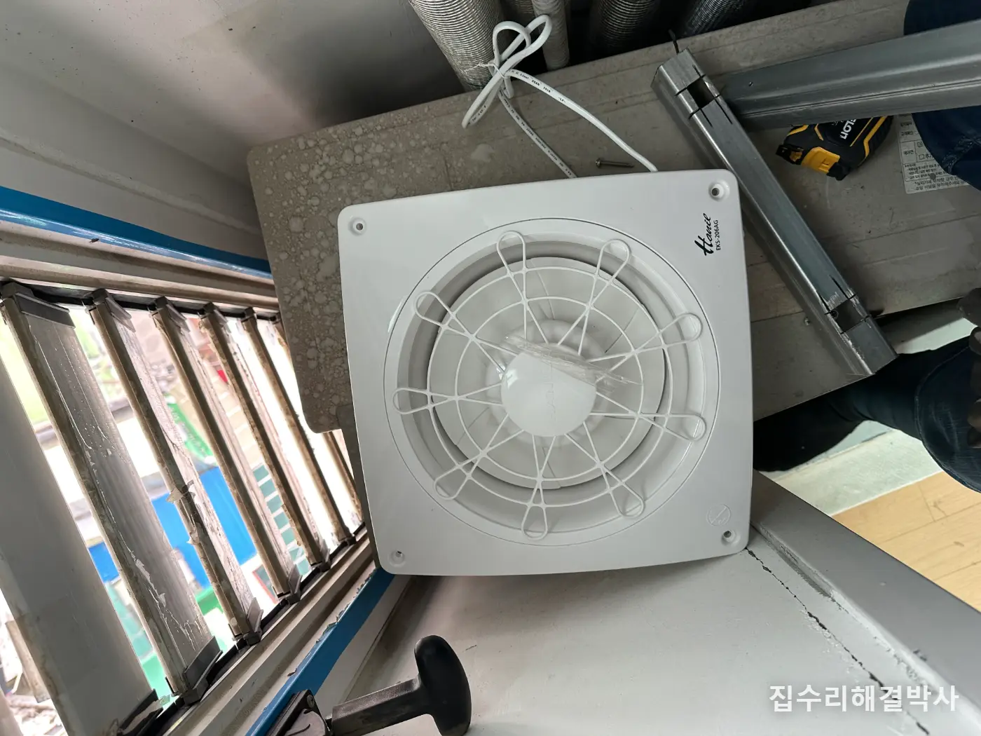 실외기실 열이 안 빠질 때 — 조그만 창문에 50mm 각파이프 가이드로 환풍기 시공 사진 2