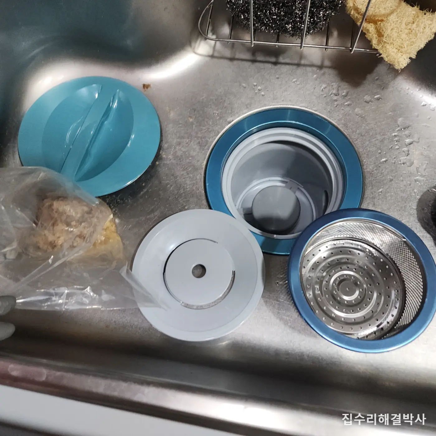 음식물분쇄기를 떼어내도 냄새가 남는 이유 — 배관에 찌꺼기가 쌓여 있습니다 시공 사진 7