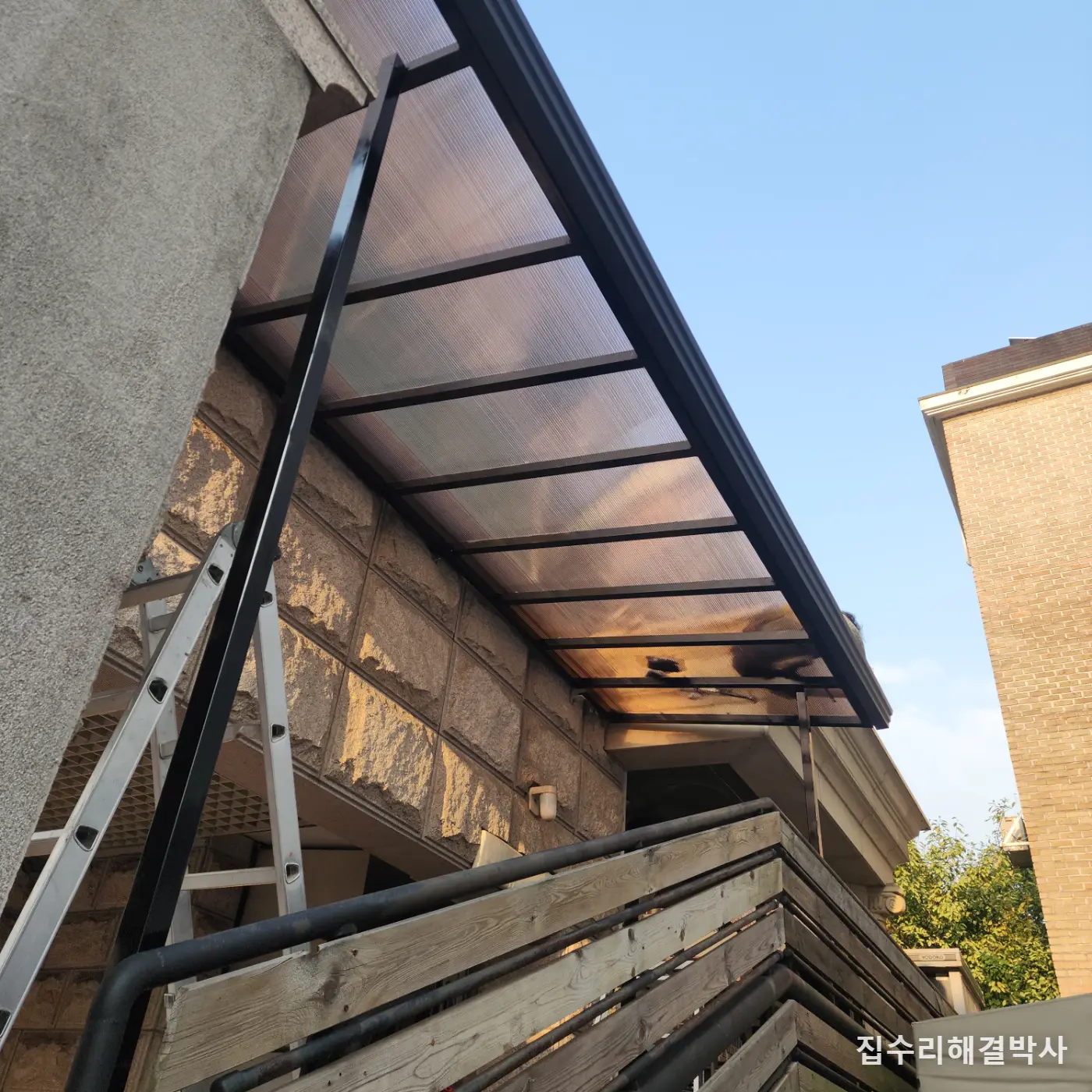 비 맞는 주차장 계단 복층렉산 캐노피 제작 — 피스 대신 아크 풀용접, 물받이까지 시공 사진 6