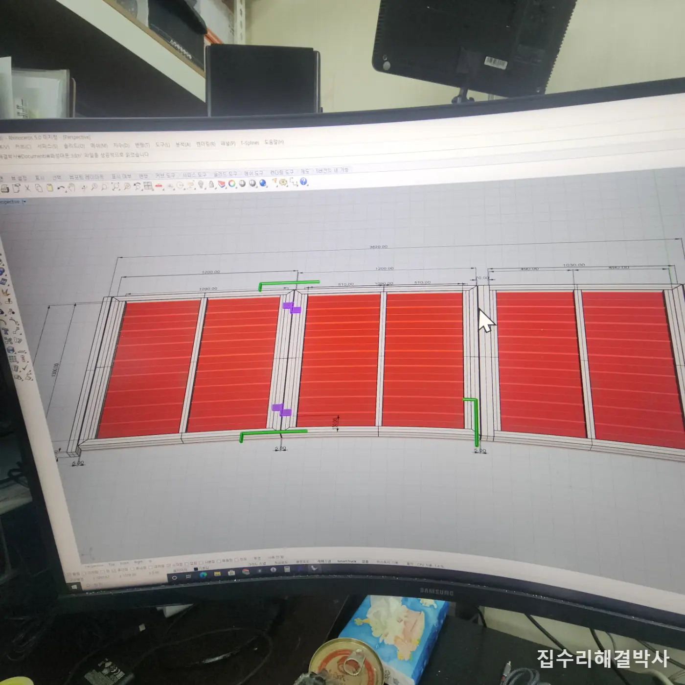 대형견 키우는 전원주택 튼튼한 철대문 제작 — 문틈 없이 45도 컷 알곤용접, 합성목에 에나멜 도색