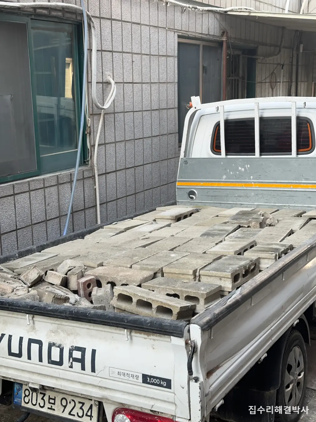 발끝으로 밀어도 넘어가는 담장 — 벽돌이 아니라 기초가 문제입니다 시공 사진 4