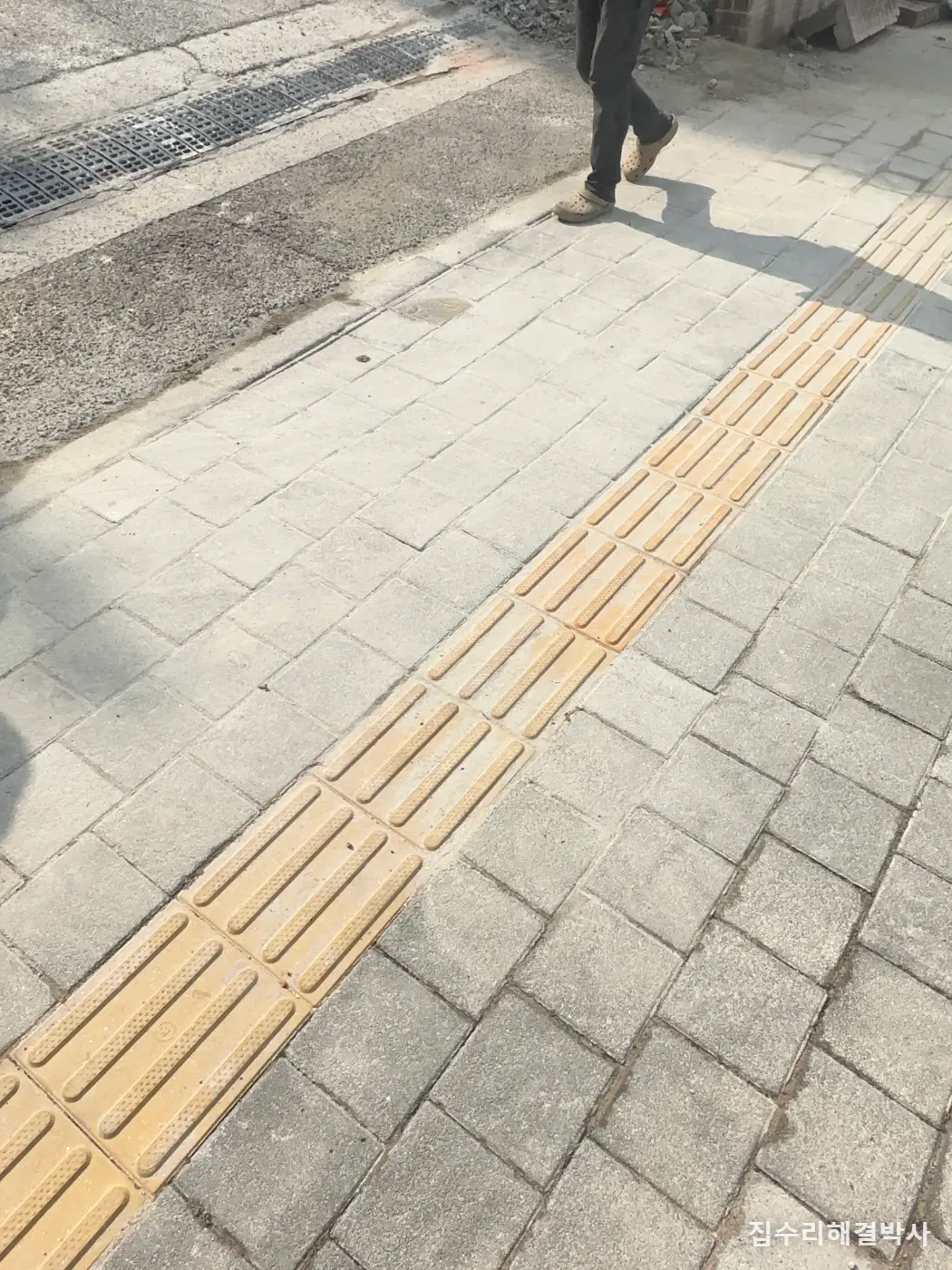 보도블럭을 시멘트로 메우면 더 망가집니다 — 들썩이는 블럭은 아래를 다시 잡아야 합니다 시공 사진 3