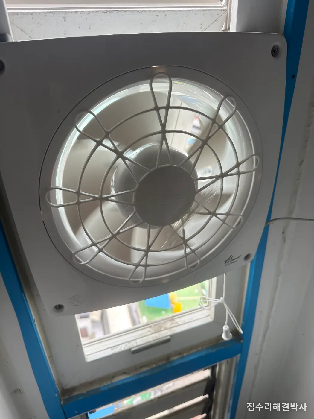 실외기실 열이 안 빠질 때 — 조그만 창문에 50mm 각파이프 가이드로 환풍기 시공 사진 4
