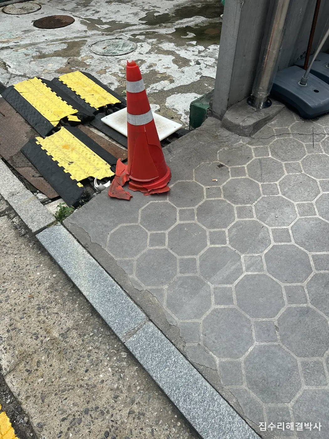 빌라 입구 얌체 주차 막는 볼라드 — 바닥을 뚫어 봐야 방법이 정해집니다 시공 사진 3
