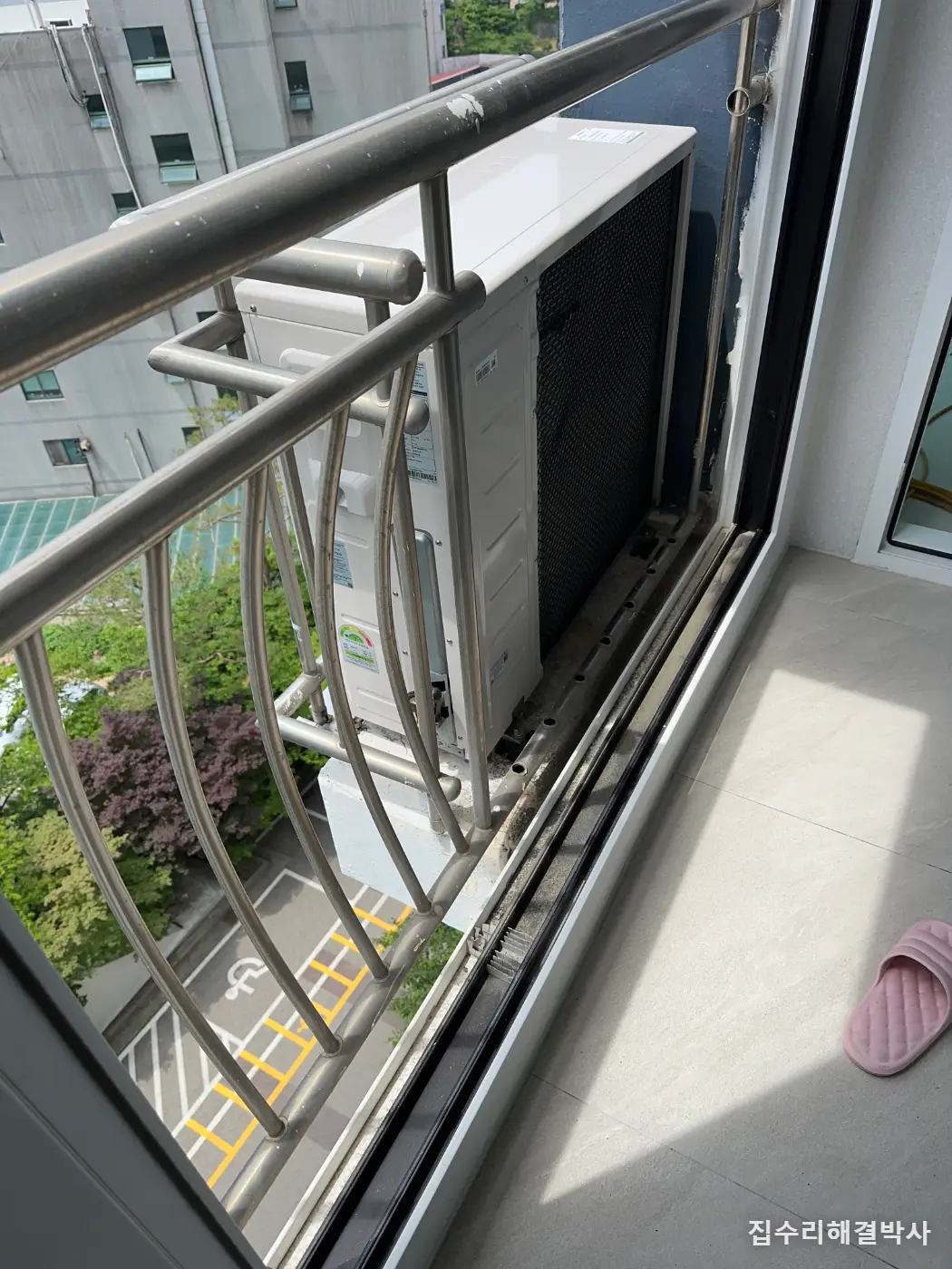 실외기 때문에 여름마다 못 쓰는 테라스 — 난간에 하중을 두 군데로 나눠 잡고 밖으로 내보냈습니다 시공 사진 6