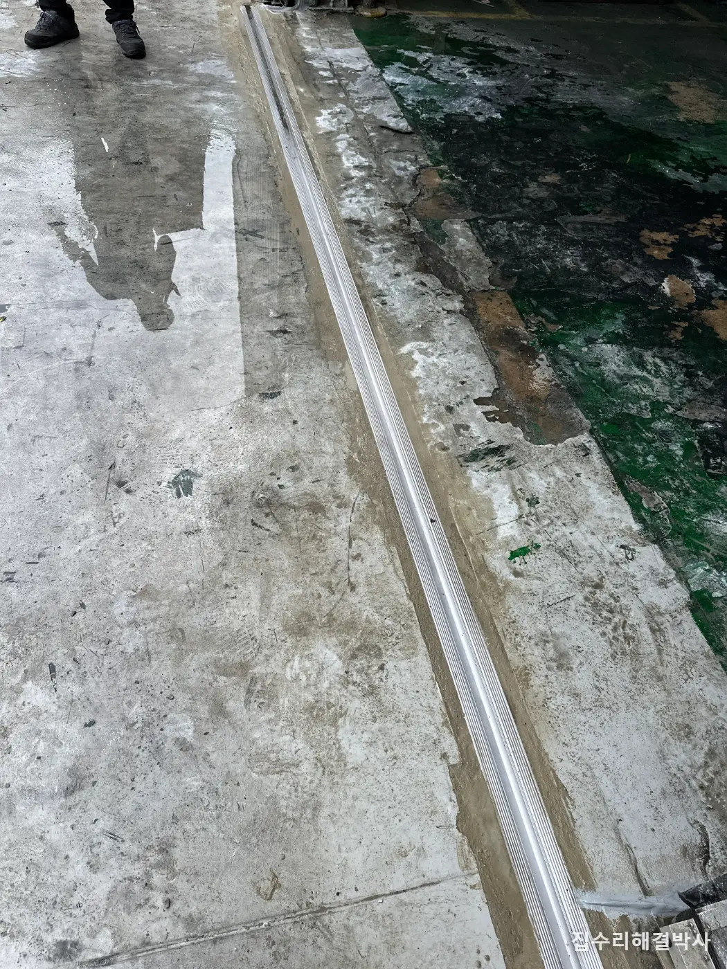 경기 광주 공장 창고 입구로 빗물이 들어올 때 — 바닥을 절개해 외부 트렌치 넣고 배수구까지 물길 잡기 시공 사진 7