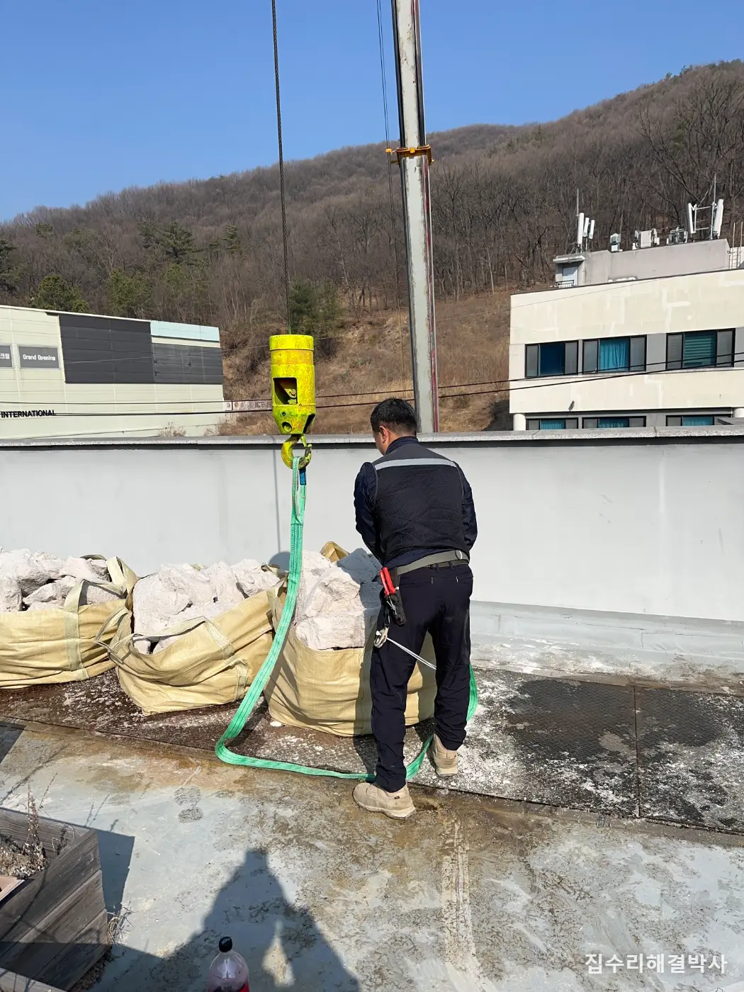 옥상 화단이 누수의 원인이 됩니다 — 화분과 폐기물도 마찬가지입니다 시공 사진 7