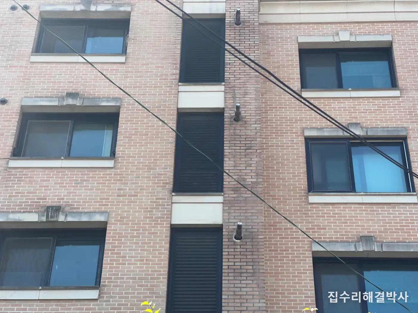 실외기실이 꽉 차 루버창을 못 바꾼다고 할 때 — 실외기를 옮겨 공간을 만들어 교체하는 방법