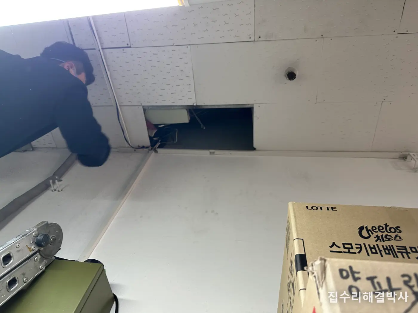 오래된 상가 천장석고가 깨졌는데 단종이라면 — 같은 자재를 구해 깨진 곳만 교체 시공 사진 2