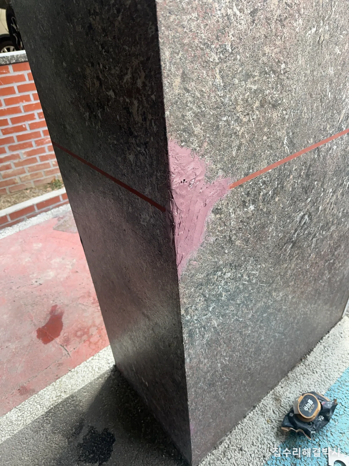 빌딩 주차장 기둥 차량 파손  대리석 보수재로 면을 잡고 조색해 복원 시공 사진 1