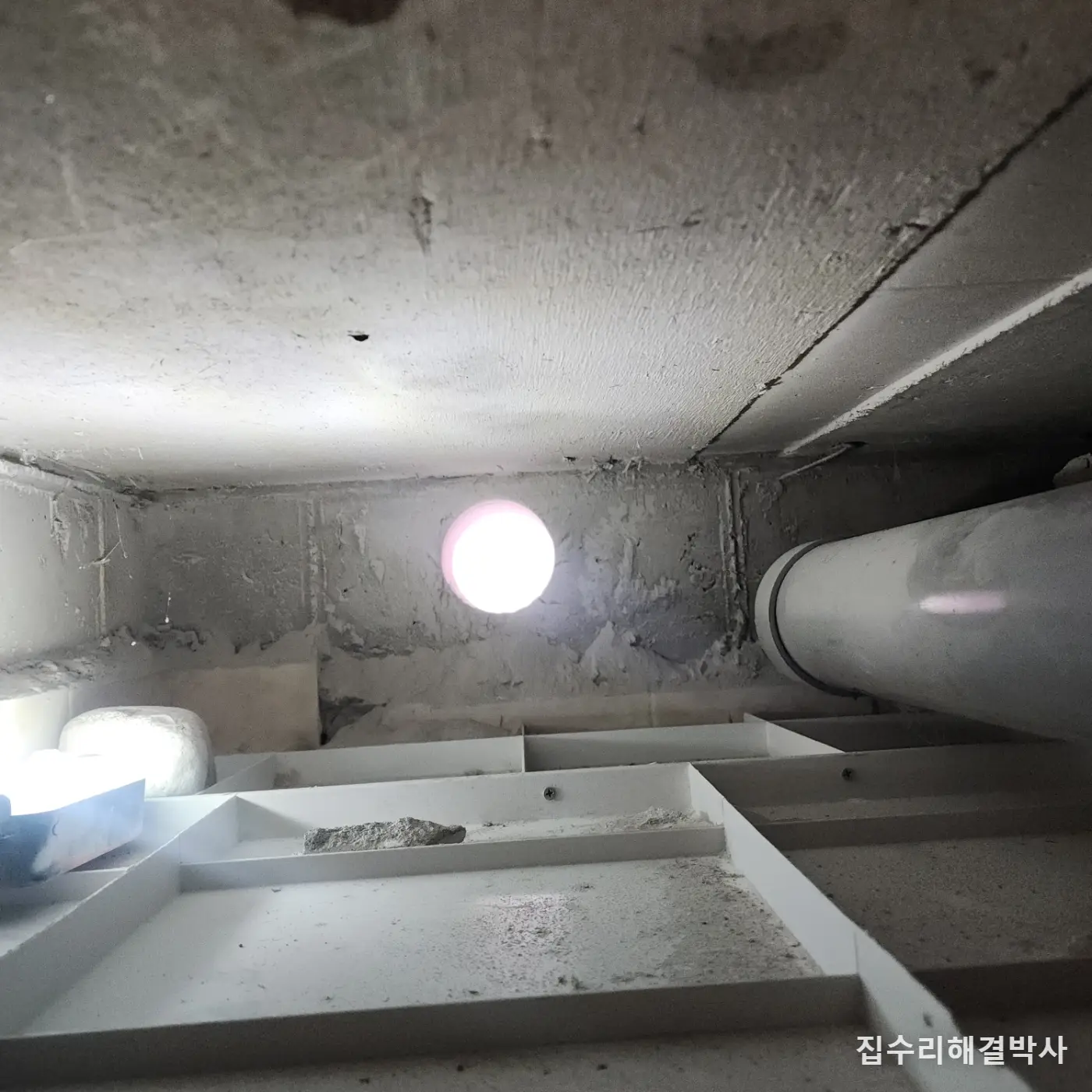 환풍구가 아예 없는 화장실 — 타공할 자리부터 찾아야 합니다 시공 사진 2