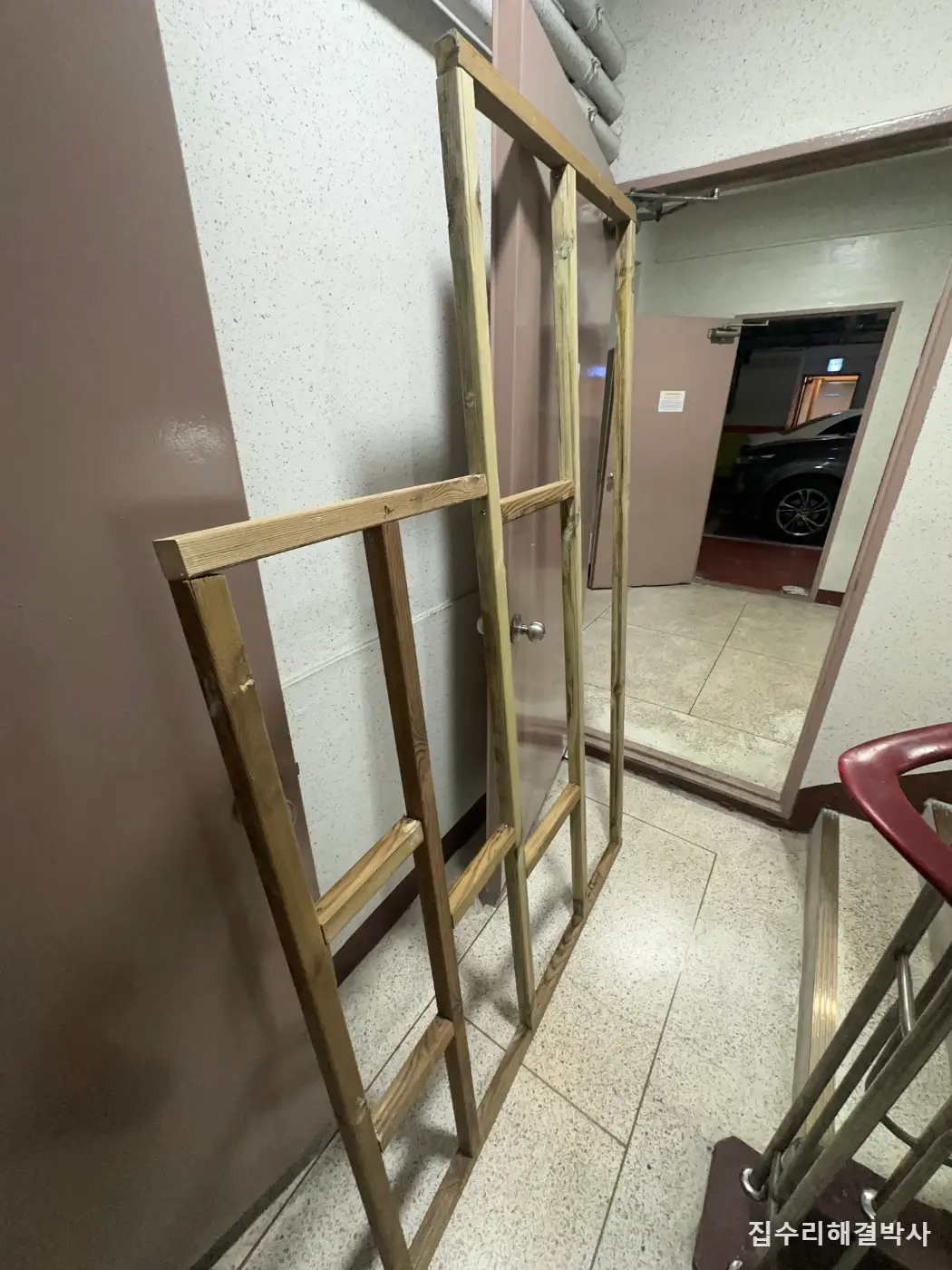 문턱을 얹지 않고 아예 없애는 방법 — 평탄화와 안전바까지 함께 본 화장실 시공 사진 3