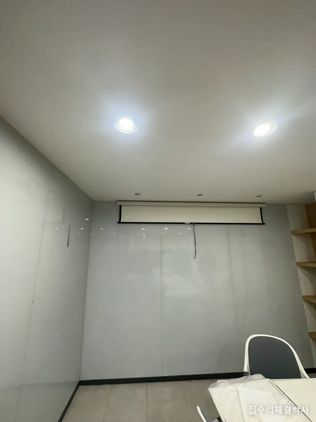 사무실 천장에 점검구 낼 때 — 경량찬넬을 피해야 천장이 안 처집니다 대표 사진