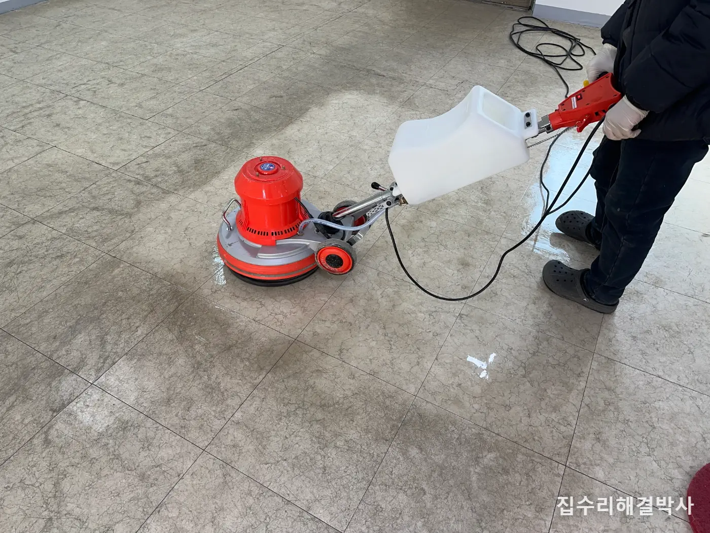 묵은 때 낀 데코타일, 철거만이 답은 아닙니다 — 세척하고 왁스로 살리는 방법 시공 사진 3