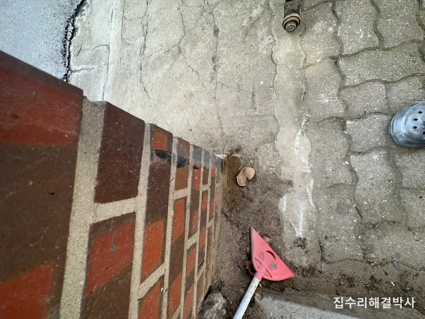 대문이 빠졌다면 — 상부 힌지가 부러지기 전에 아래 베어링이 먼저 굳어 있었습니다 시공 사진 2