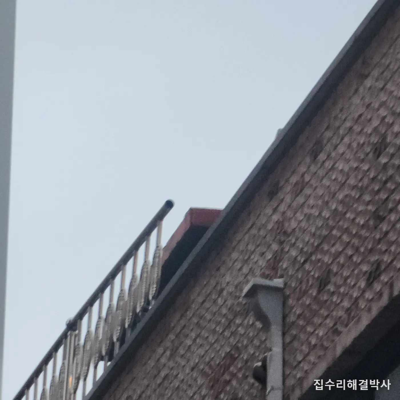 옥상 스텐 난간이 넘어가고 흔들릴 때 — 기둥 자리를 다시 잡고 크랙까지 보강 용접하는 방법 시공 사진 2