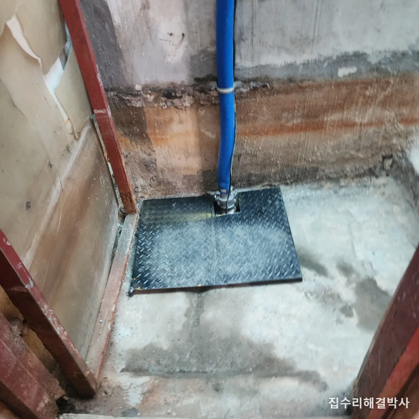 지하 계단에 물이 고일 때 — 습식코어로 집수정 만들고 압상고 맞는 모터 앉히기 시공 사진 6