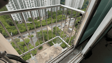 베란다 난간을 통째로 안 뜯고 그 구간만 — 실외기 자리만 절개해 갈아 끼우고 높이 1220mm를 맞춘 방법 대표 사진