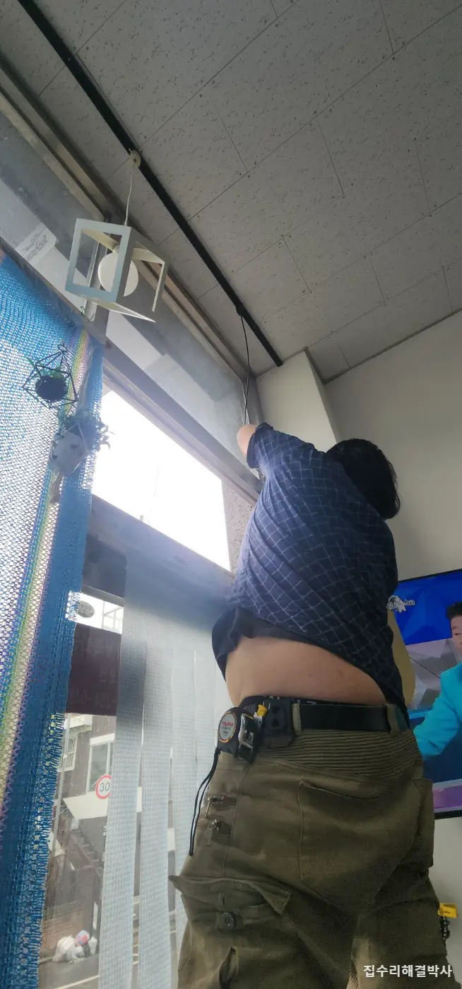 미용실 약품 냄새가 안 빠질 때 — 상가 강화유리를 떼고 아크릴판에 환풍기 달기 시공 사진 3