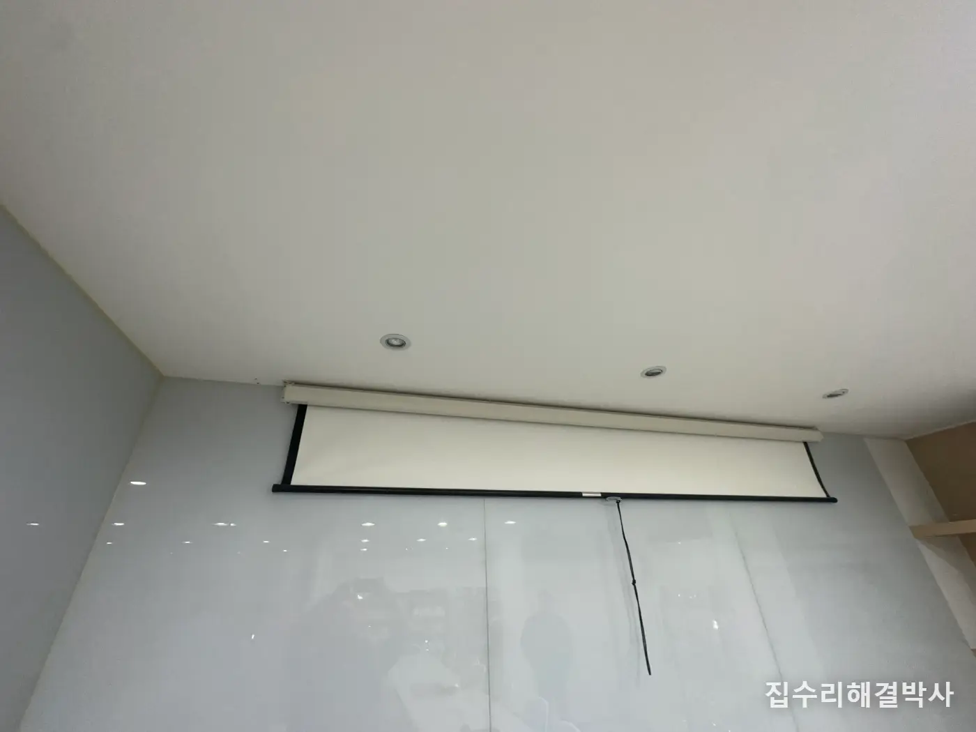 사무실 천장에 점검구 낼 때 — 경량찬넬을 피해야 천장이 안 처집니다 시공 사진 1